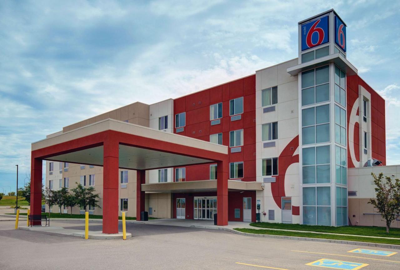 Motel 6 Airdrie Exterior photo