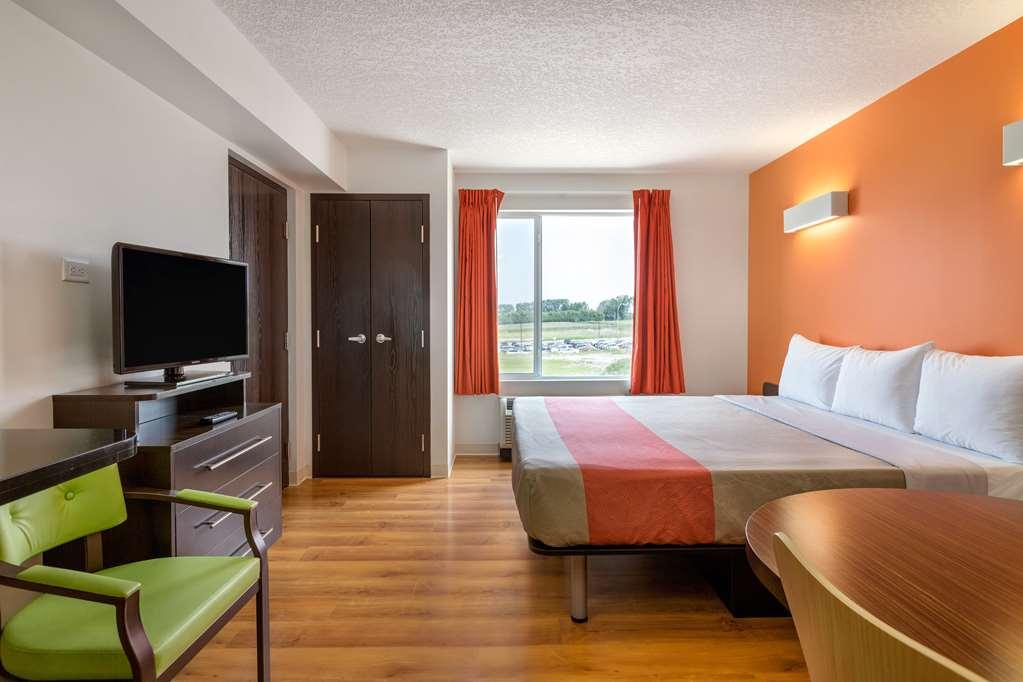 Motel 6 Airdrie Room photo