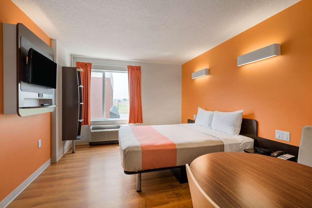 Motel 6 Airdrie Room photo