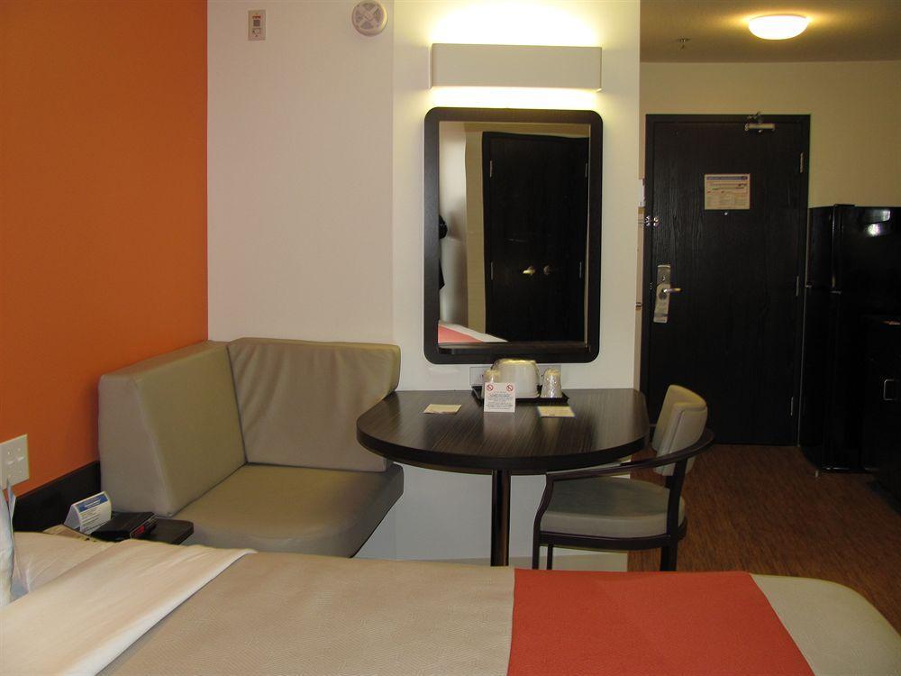 Motel 6 Airdrie Exterior photo