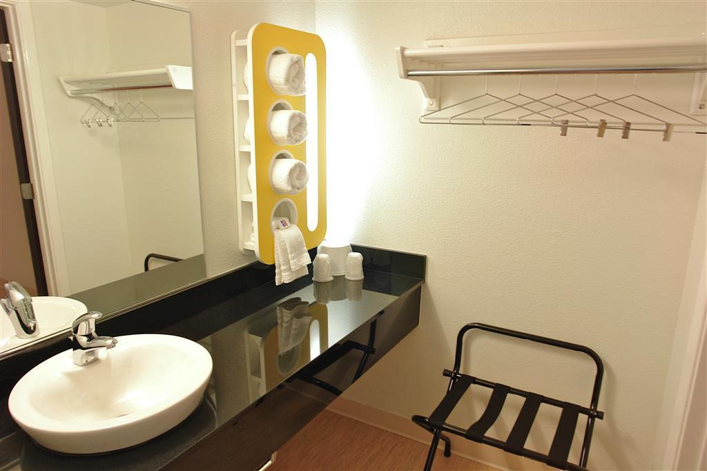 Motel 6 Airdrie Room photo