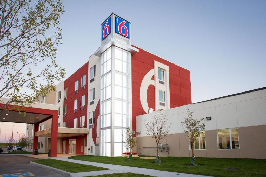 Motel 6 Airdrie Exterior photo